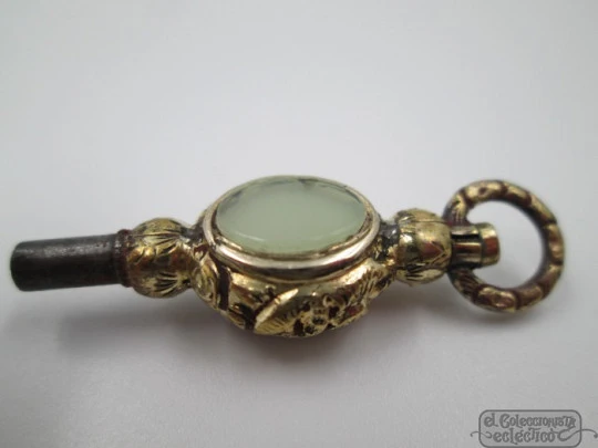 Llave reloj de bolsillo. Chapada oro. Siglo XIX. Piedras de color
