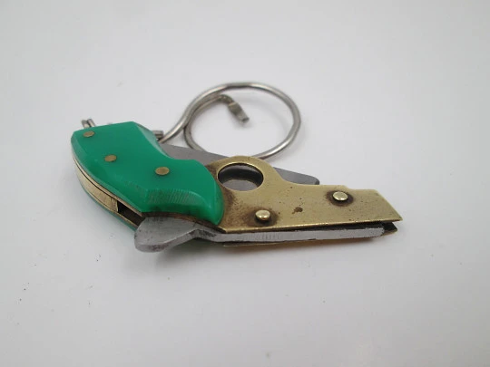 Llavero navaja de bolsillo con forma de pistola. Acero, metal dorado y resina verde. 1980