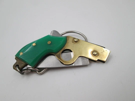 Llavero navaja de bolsillo con forma de pistola. Acero, metal dorado y resina verde. 1980