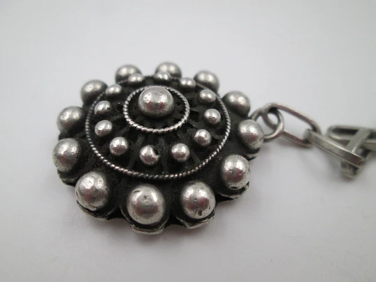 Llavero unisex con motivo de botón charro. Plata de ley. Cierre de aro. 1980. España Llavero unisex con motivo de botón charro. Plata de ley. Cierre de aro. 1980. España