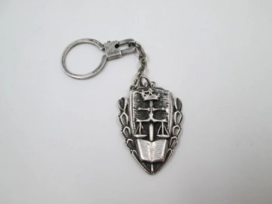 Llavero unisex. Plata de ley. Escudo triangular simbología Derecho. 1980 Llavero unisex. Plata de ley. Escudo triangular simbología Derecho. 1980