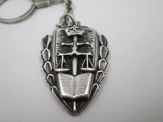 Llavero unisex. Plata de ley. Escudo triangular simbología Derecho. 1980 Llavero unisex. Plata de ley. Escudo triangular simbología Derecho. 1980