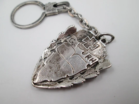 Llavero unisex. Plata de ley. Escudo triangular simbología Derecho. 1980 Llavero unisex. Plata de ley. Escudo triangular simbología Derecho. 1980