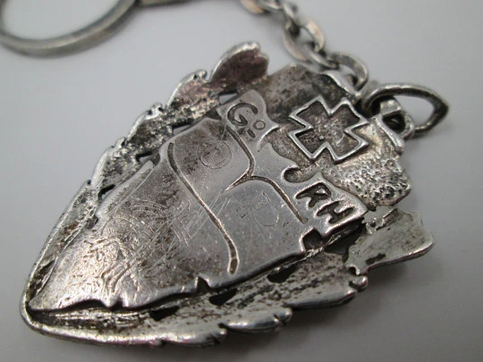 Llavero unisex. Plata de ley. Escudo triangular simbología Derecho. 1980 Llavero unisex. Plata de ley. Escudo triangular simbología Derecho. 1980