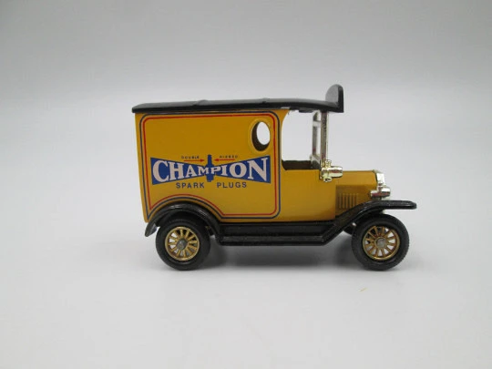 Lledo. Furgoneta de reparto Ford Model T Champions Spark Plugs. Inglaterra, 1987