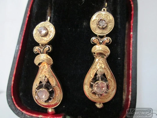 Long earrings. 18K yellow gold and diamonds. Black enamel. Case
