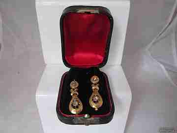 Long earrings. 18K yellow gold and diamonds. Black enamel. Case