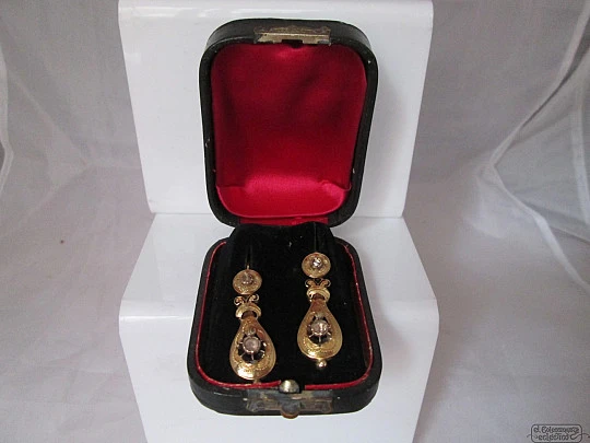 Long earrings. 18K yellow gold and diamonds. Black enamel. Case