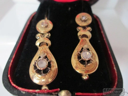 Long earrings. 18K yellow gold and diamonds. Black enamel. Case