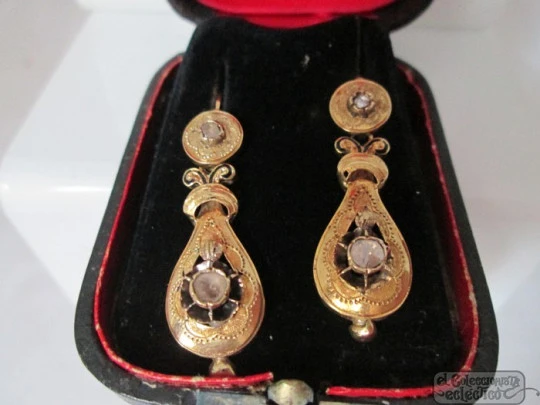 Long earrings. 18K yellow gold and diamonds. Black enamel. Case