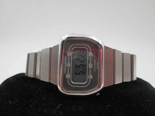 Longines electronic digital chronograph. Stainless steel. Quartz. Bracelet. 1976