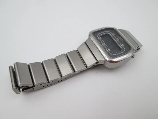 Longines electronic digital chronograph. Stainless steel. Quartz. Bracelet. 1976