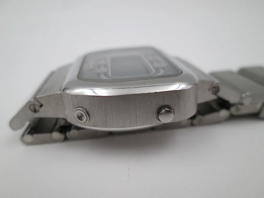 Longines electronic digital chronograph. Stainless steel. Quartz. Bracelet. 1976