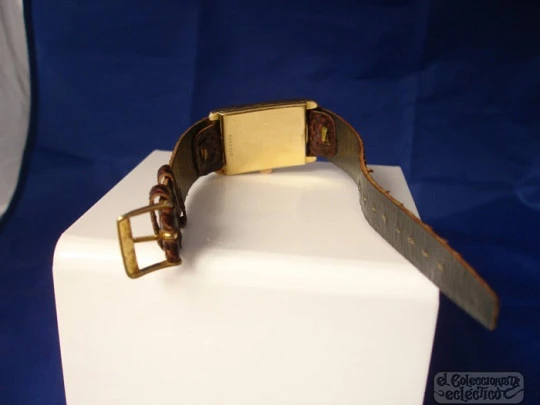 Longines. 18k yellow gold. Manual wind. Square case. Second hand. 1920's