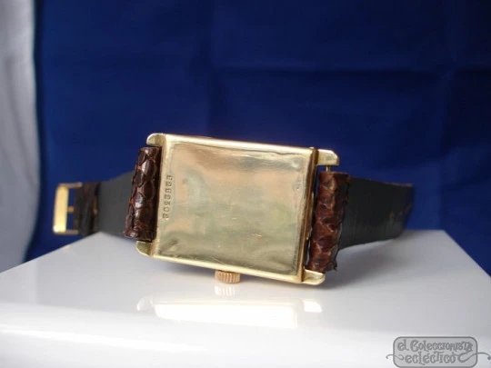 Longines. 18k yellow gold. Manual wind. Square case. Second hand. 1920's