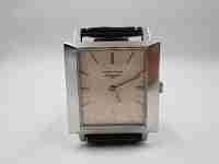 Longines. Acero. Caja rectangular. Cuerda manual. Correa. 1970