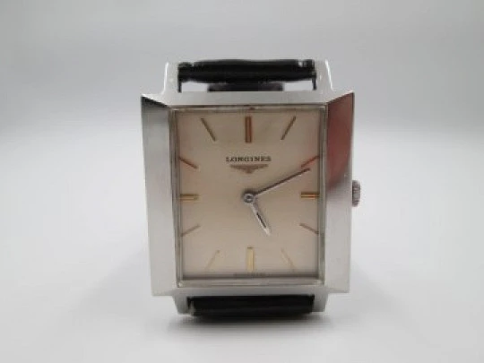 Longines. Acero. Caja rectangular. Cuerda manual. Correa. 1970