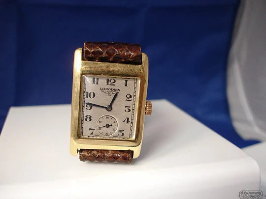 Longines. Oro amarillo 18k. Caja cuadrada. Cuerda manual. 1920. Segundero. Suiza