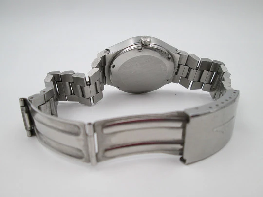 Longines. Stainless steel. Automatic. Date & day. Oval case. Bracelet. 1970's. Swiss
