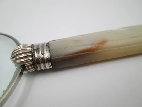 Lupa de mesa / despacho. Plata de ley y nácar iridiscente. Gallones y acanalados