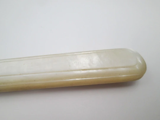 Lupa de mesa / despacho. Plata de ley y nácar iridiscente. Gallones y acanalados