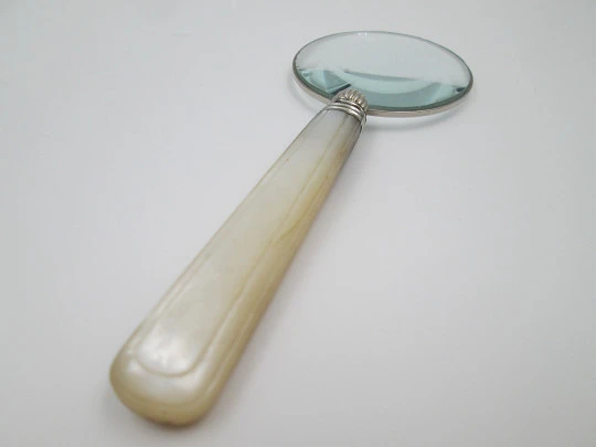 Lupa de mesa / despacho. Plata de ley y nácar iridiscente. Gallones y acanalados