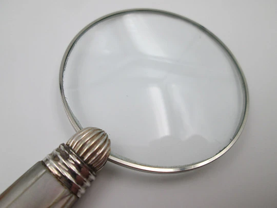 Lupa de mesa / despacho. Plata de ley y nácar iridiscente. Gallones y acanalados