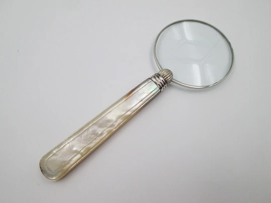 Lupa de mesa / despacho. Plata de ley y nácar iridiscente. Gallones y acanalados