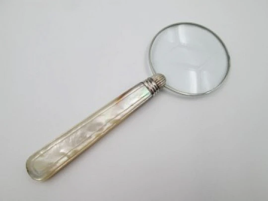 Lupa de mesa / despacho. Plata de ley y nácar iridiscente. Gallones y acanalados