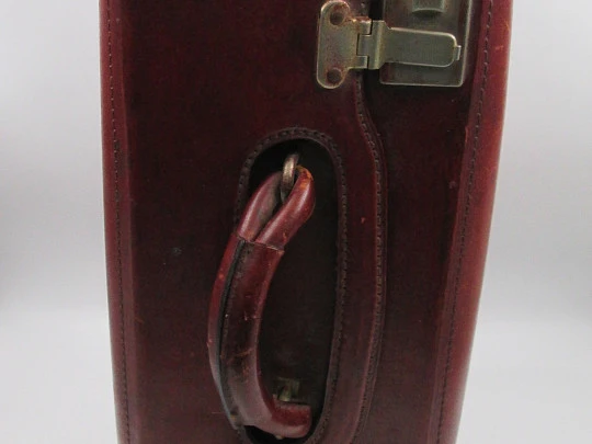 Maletín de médico / viaje Pullman. Piel marrón y madera. Doble cerradura y asa. Argentina