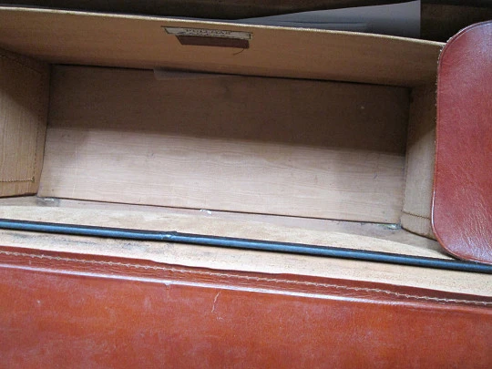 Maletín de médico / viaje Pullman. Piel marrón y madera. Doble cerradura y asa. Argentina
