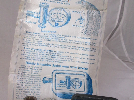 Manómetro para medir presión neumáticos. 1940. Caja. Francia