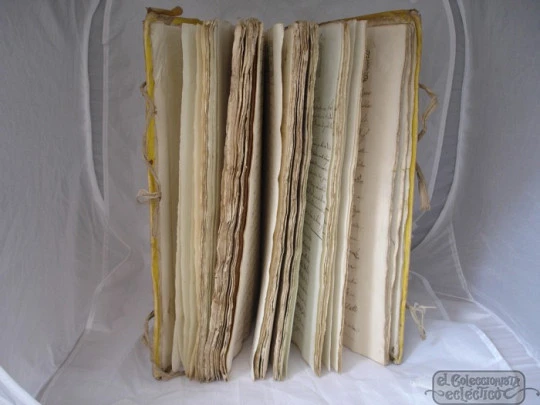 Manuscript. Housing titles. Sevilla. Parchment covers. 1725-1848