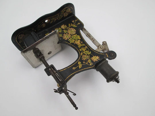 Máquina de coser de juguete en miniatura. Hojalata litografiada. Europa. 1900