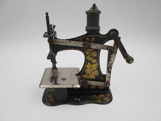 Máquina de coser de juguete en miniatura. Hojalata litografiada. Europa. 1900