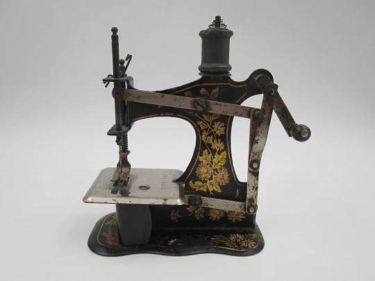 Máquina de coser de juguete en miniatura. Hojalata litografiada. Europa. 1900
