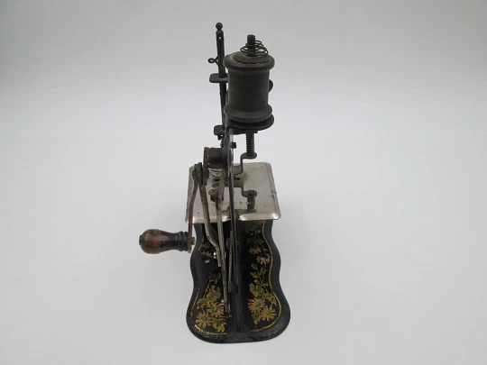 Máquina de coser de juguete en miniatura. Hojalata litografiada. Europa. 1900