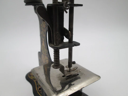 Máquina de coser de juguete en miniatura. Hojalata litografiada. Europa. 1900