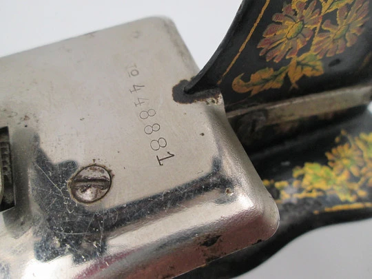 Máquina de coser de juguete en miniatura. Hojalata litografiada. Europa. 1900