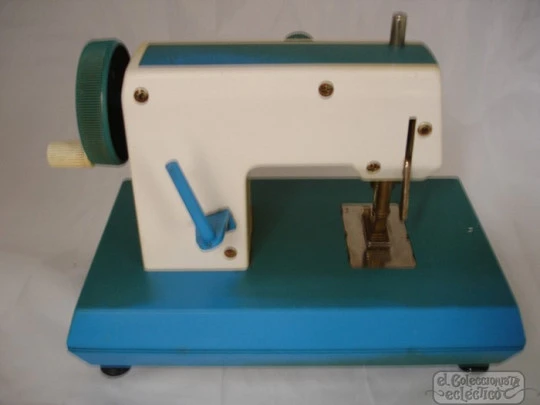 Máquina de coser de juguete. Joal Coquetas. 1970. Plástico. Manual