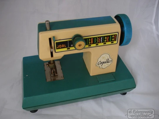 Máquina de coser de juguete. Joal Coquetas. 1970. Plástico. Manual
