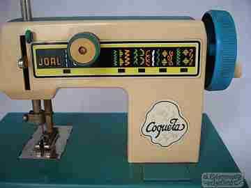 Máquina de coser de juguete. Joal Coquetas. 1970. Plástico. Manual