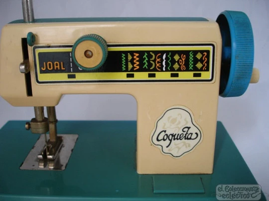 Máquina de coser de juguete. Joal Coquetas. 1970. Plástico. Manual