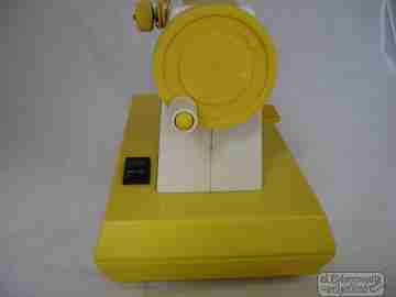 Máquina de coser de juguete. Joal Coquetas. 1970. Plástico. Pilas