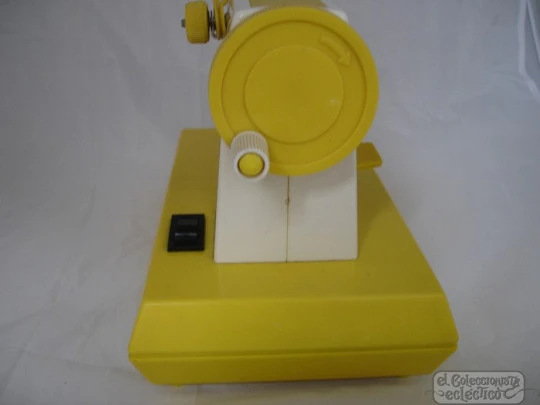 Máquina de coser de juguete. Joal Coquetas. 1970. Plástico. Pilas