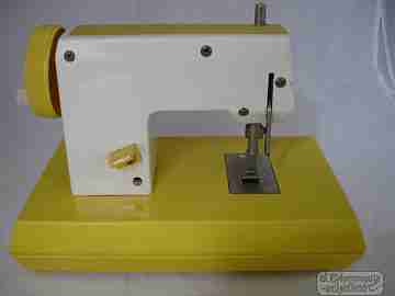 Máquina de coser de juguete. Joal Coquetas. 1970. Plástico. Pilas