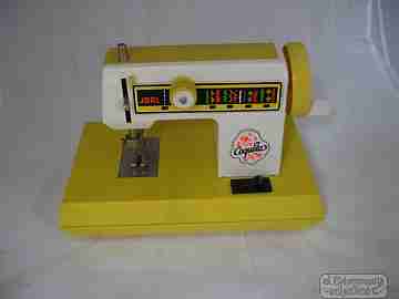 Máquina de coser de juguete. Joal Coquetas. 1970. Plástico. Pilas