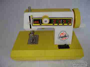 Máquina de coser de juguete. Joal Coquetas. 1970. Plástico. Pilas
