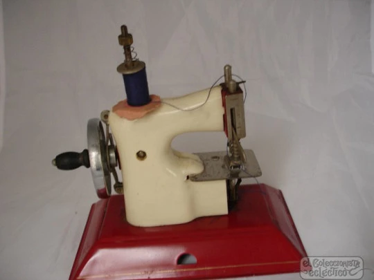 Máquina de coser de juguete. Little Betty. Años 50. Reino Unido