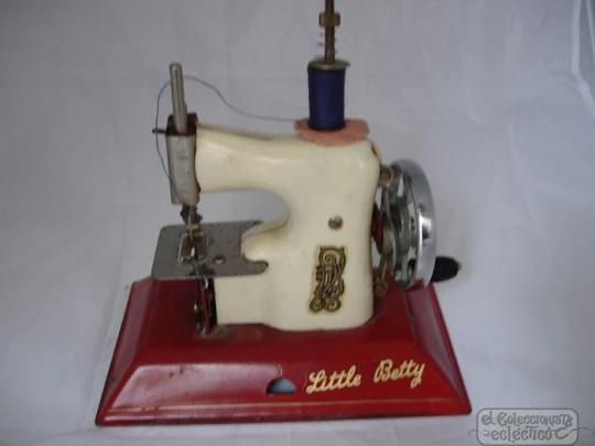 Máquina de coser de juguete. Little Betty. Años 50. Reino Unido